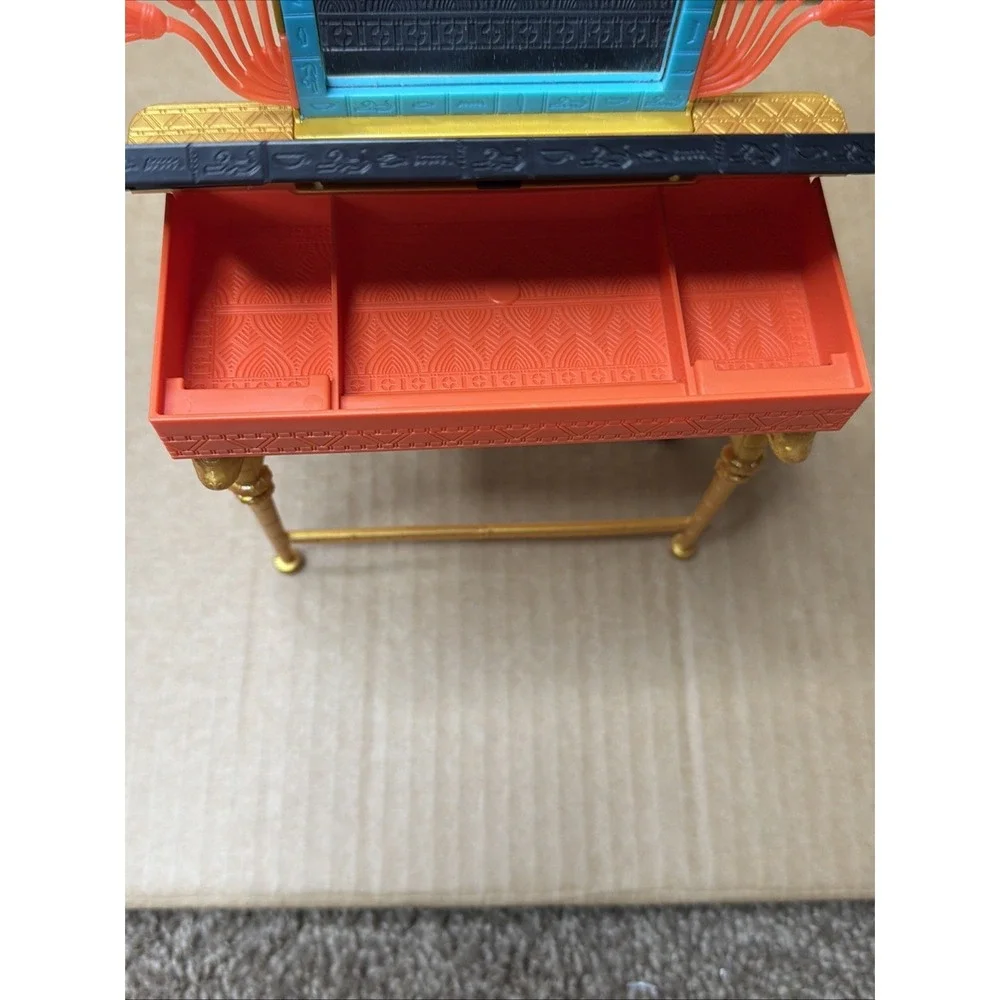 Monster High Doll G3 Cleo de Nile Self-scare Day Mirrored Vanity Table & Stool